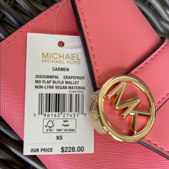 MICHAEL KORS
Carmen Medium Faux Leather Wallet GRAPEFRUIT COLOR - Picture 4 of 4